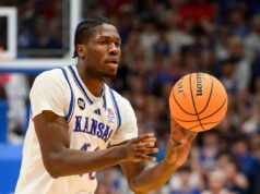 Se informa que el delantero de Kansas Flory Bidunga tiene la intención de declararse para el Draft de la NBA, ingresa al portal de transferencias