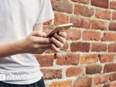 Restricciones en las redes sociales para menores de 16 años aunque no haya prohibición, según la ministra