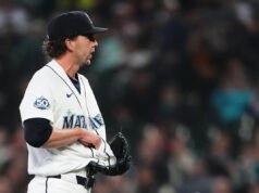 Marineros P Logan Gilbert accidentalmente atrapa una línea en su camiseta, pero no sale