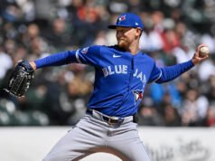 El manager de los Azulejos, John Schneider, desestima las quejas del lanzador en el primer partido: ‘Por encima de su salario’