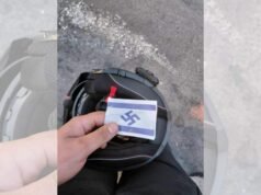 La policía israelí arresta a un alborotador de Jerusalén que atacó a un oficial de policía y ondeó la bandera israelí con la esvástica