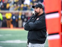 Ryan Day compara el fútbol universitario actual con la era de los dinosaurios: “O te adaptas o mueres”