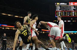 Final Four 2026: la estrella de Michigan, Yaxel Lendeborg, abandona el partido de Arizona por lesiones de tobillo y rodilla