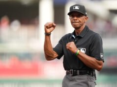 La mala semana del árbitro CB Bucknor continúa con una decisión fallida que hace reír a los gerentes de Cerveceros y Rays