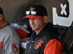 El manager de los Orioles, Craig Albernaz, tiene la mandíbula rota y siete fracturas faciales después de ser golpeado por una línea de Jeremiah Jackson.