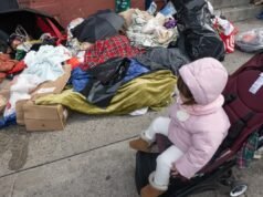 Mad Mamdani deja que dos personas beban, tengan sexo y duerman en plena acera