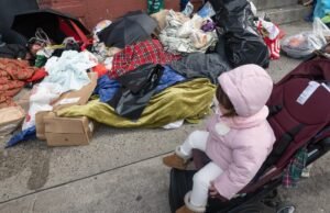 Mad Mamdani deja que dos personas beban, tengan sexo y duerman en plena acera