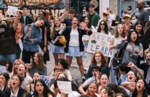 Las escuelas deberían educar a los niños y abandonar el activismo