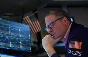 El Dow Jones pierde 100 puntos, el petróleo se acerca a los 100 dólares y el tráfico en el Estrecho de Ormuz sigue siendo limitado