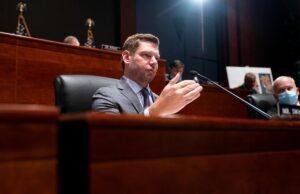 Eric Swalwell, un hipócrita del derecho al debido proceso
