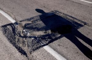 Por qué Los Ángeles está dejando que sus calles colapsen