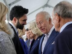 Mamdani se comporta como un adolescente irritable delante del rey y la reina