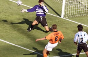 A 63 días del Mundial: el emblemático gol de Dennis Bergkamp pone de rodillas a Argentina