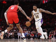 La NBA multa a los escoltas de los Lakers, Marcus Smart y Luke Kennard, por interactuar con los árbitros después de la derrota del Juego 4 y la expulsión de Adou Thiero.