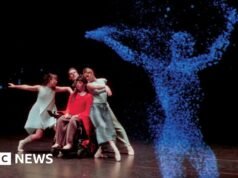 Bailarín con ELA usa sus ondas cerebrales para actuar nuevamente a través de su avatar