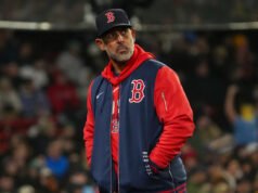Los Medias Rojas despiden al director Alex Cora y 5 entrenadores más después de un inicio de 10-17
