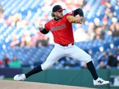 El lanzador de los Guardianes, Tanner Bibee, es el último jugador de la MLB en revelar su género con equipo en el campo