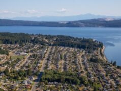 Esta acogedora ciudad de la Sunshine Coast de Canadá es un lugar de juegos al aire libre perfecto para practicar senderismo y pasear en bote.