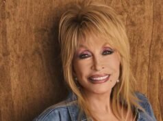 Dolly Parton posa con un top corto en el nuevo anuncio de Good American