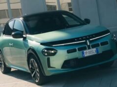 En la era de los híbridos y las pantallas, Lancia ha apostado por una berlina manual de gasolina