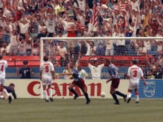 A 50 días del Mundial: un caso de urticaria no pudo frenar el gol de tiro libre de Eric Wynalda contra Suiza