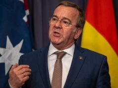 Ministro alemán responde a las protestas por la regla de viajes militares para hombres