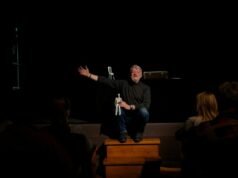 Un veterano ucraniano organiza un espectáculo de marionetas en honor a los soldados asesinados