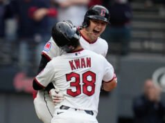Chase DeLauter conecta el quinto jonrón en el séptimo partido de la temporada regular de su carrera mientras los Guardianes dominan a los Cachorros en el primer partido en casa