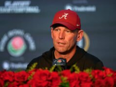 Después de la peor derrota en los playoffs en la historia de la escuela, el entrenador de Alabama, Kalen DeBoer, obtiene una extensión de contrato por siete años y un aumento salarial