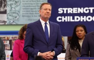 ¿Por qué dar a los demócratas más dinero de los impuestos para gastar? Simplemente lo desperdiciarán otra vez o dejarán que sus amigos se lo roben.