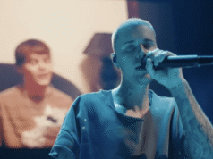 Justin Bieber mezcla canciones de ‘Swag’ con clips de YouTube en Coachella