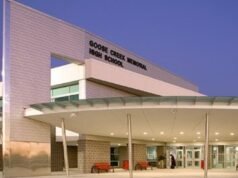 Consejero supuestamente cambió de escuela para “estar con” víctima adolescente