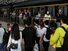 Las cancelaciones de vuelos y los altos precios del combustible ayudan a los chinos a permanecer cerca de casa durante las vacaciones de mayo