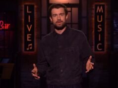 El presentador de SNL UK, Jack Whitehall, bromea diciendo que contrató a Scott Mills como DJ de su boda