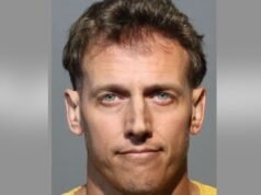 Maestra supuestamente salió con la madre de un estudiante para acercarse al adolescente