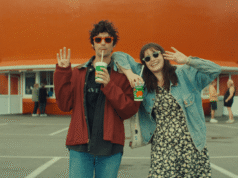 Barbie Ferreira como una joven crítica de rock