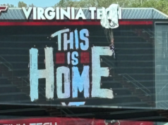 El juego de primavera de Virginia Tech se retrasó después de que un paracaidista se atascara en el marcador del Lane Stadium