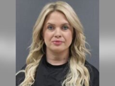 Mujer arrestada varias veces en relación con una estafa en una tienda: asunto interno