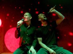 Decidieron elevar el karaoke en Los Ángeles y abrieron un salón glamoroso que hace todo lo posible.