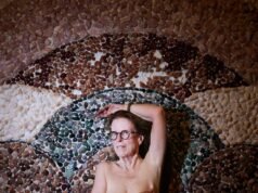 Por qué la autora de “Young” Pamela Redmond lo revela todo en el escenario a sus 73 años