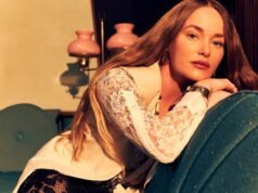 Le dijeron que sonriera y ocultara el caos. Ahora Leah Blevins canta su verdad