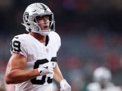 Klint Kubiak de los Raiders dice que Brock Bowers es “un robot de fútbol caído del cielo”, Fernando Mendoza es “como se anuncia”