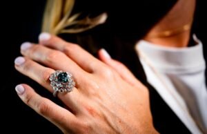 Raro diamante azul verdoso vendido en subasta por un récord de 17,3 millones de dólares