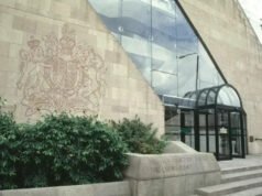 Una pareja lleva a sus hijos menores al extranjero para casarse
