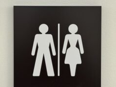 Las personas con discapacidad “pueden tener que competir con las personas trans para utilizar los baños”, advierte el organismo de control de la igualdad