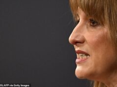 Las afirmaciones de la canciller Rachel Reeves de que el surtidor de gasolina está “lucrando” en medio de la guerra de Irán han sido criticadas por el organismo de control de la competencia, provocando nuevas acusaciones de que ella es la “verdadera beneficiaria”, ya que su ganancia inesperada en IVA alcanza los 350 millones de libras esterlinas gracias al aumento de los precios.