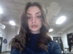 Escuche a la vil adolescente de ‘Infierno sobre ruedas’ que mató a su novio y a su amigo reír de alegría ante la historia del Daily Mail que expone las payasadas lésbicas de Mean Girl en prisión durante una llamada telefónica con su madre.