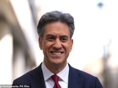 Las turbinas eólicas y los parques solares de Ed Miliband SON malos para el medio ambiente, admite el gobierno en privado