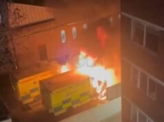 La policía investiga un presunto ataque incendiario a ambulancias de caridad judía en Golders Green y arresta a la novena persona