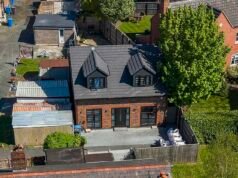 Un hombre de negocios recibe la orden de demoler una dependencia de £200.000 en su jardín… después de que el ayuntamiento descubriera que era una casa de dos dormitorios con sótano, sala de estudio y vestidor.